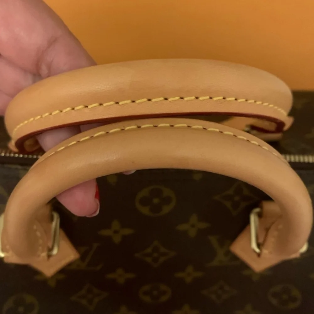 EUC Authentic Louis Vuitton Speedy Bandolier 30 in Monogram. - Picture 2 of 8